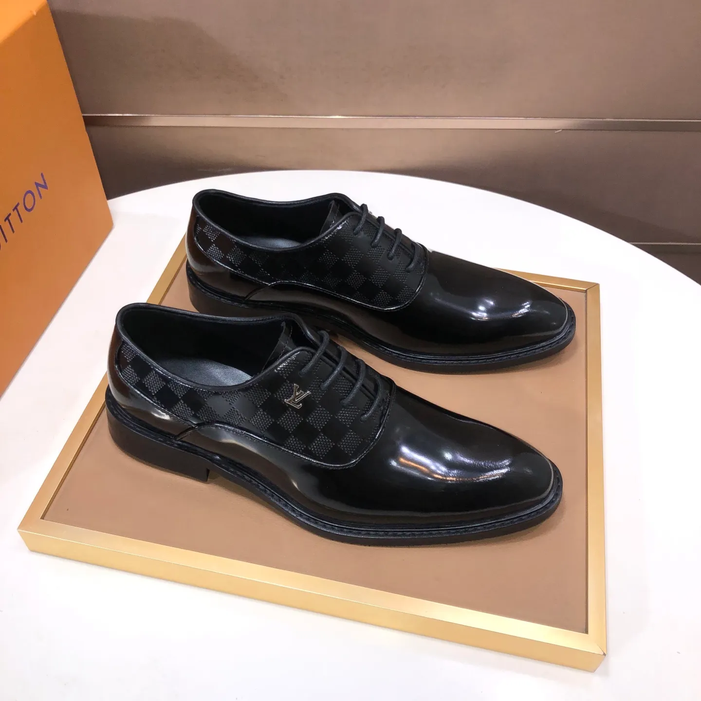 Men's men's shoes💰460💰【LV】(sheepskin lining) formal men's shoes! The high-end formal wear style is luxurious and elegant, with both practicality and style. We pay special attention to quality and details. The original version at the counter is 1:1 ultra-accurate replica👍🏻 The shoe last, leather, workmanship and comfort are not inferior! Material: imported cowhide upper, soft first layer of sheepskin! Code number: 38-45 (45 customized)
